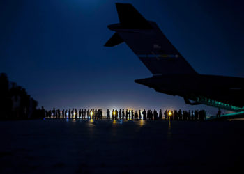Un soldado afgano muere por disparos en el aeropuerto de Kabul en medio de una caótica evacuación