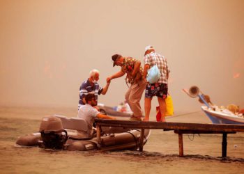 Turistas y habitantes evacuados mientras el fuego arrasa centros turísticos turcos
