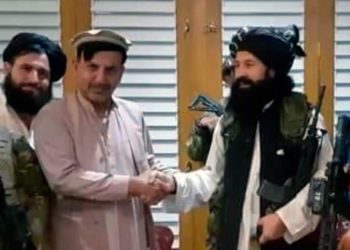 Hermano del derrocado presidente afgano promete lealtad a los talibanes
