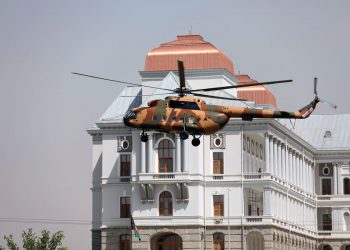 Presidente de Afganistán huye con autos y helicóptero llenos de dinero - Informe