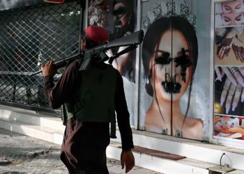 Imágenes de mujeres vandalizadas en Kabul mientras el gobierno talibán se afianza