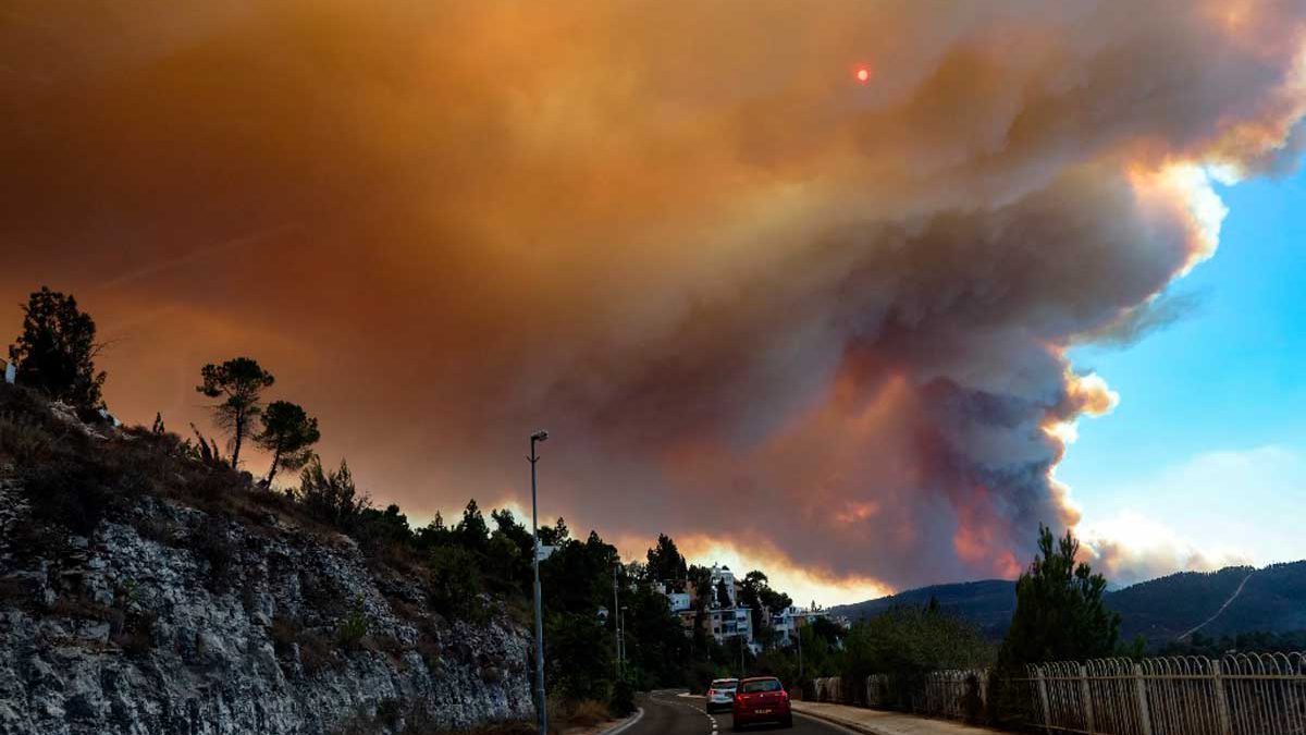 Incendio en Jerusalén: Bomberos se apresuran a apagar decenas de fuegos focalizados