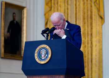 Biden promete terminar la evacuación de Kabul y perseguir a los atacantes del aeropuerto