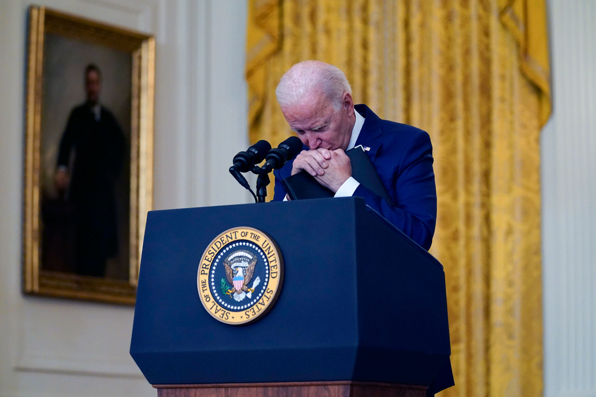 Biden promete terminar la evacuación de Kabul y perseguir a los atacantes del aeropuerto