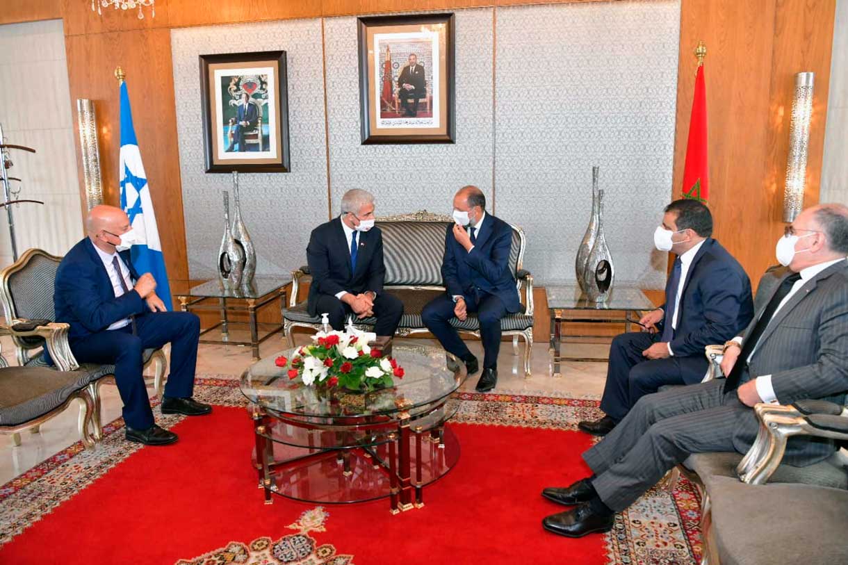 El ministro de Asuntos Exteriores, Yair Lapid, se reúne con el viceministro de Asuntos Exteriores de Marruecos, Mohcine Jazouli, en el aeropuerto internacional de Rabat-Sale, el 11 de agosto de 2021 (Shlomi Amsalem, GPO)