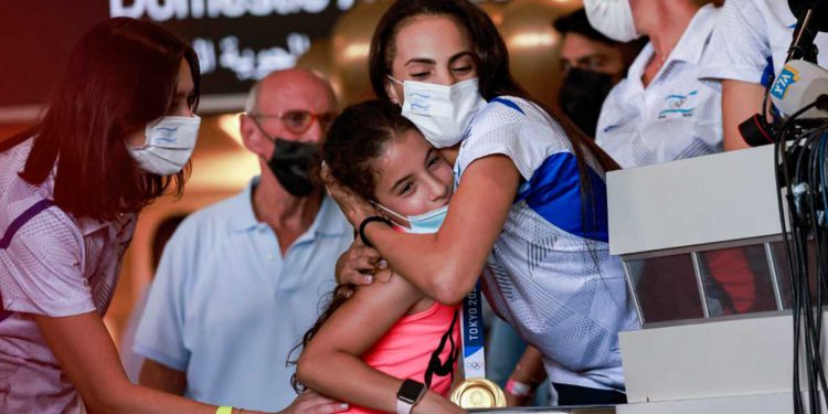 La campeona olímpica Linoy Ashram es recibida como héroe en su regreso a Israel