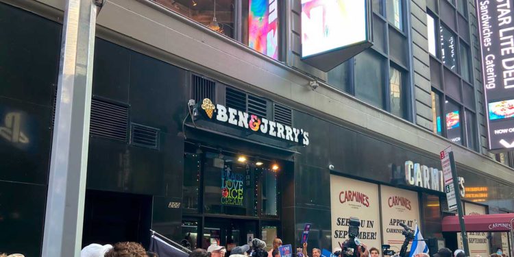 Decenas de personas marchan hacia la tienda de Ben & Jerry's en Times Square exigiendo que "acabe con el odio a los judíos"