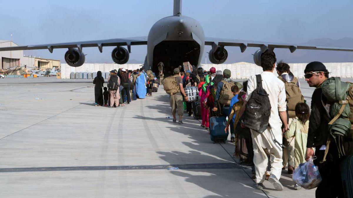 Israel se plantea recibir refugiados afganos - Reporte