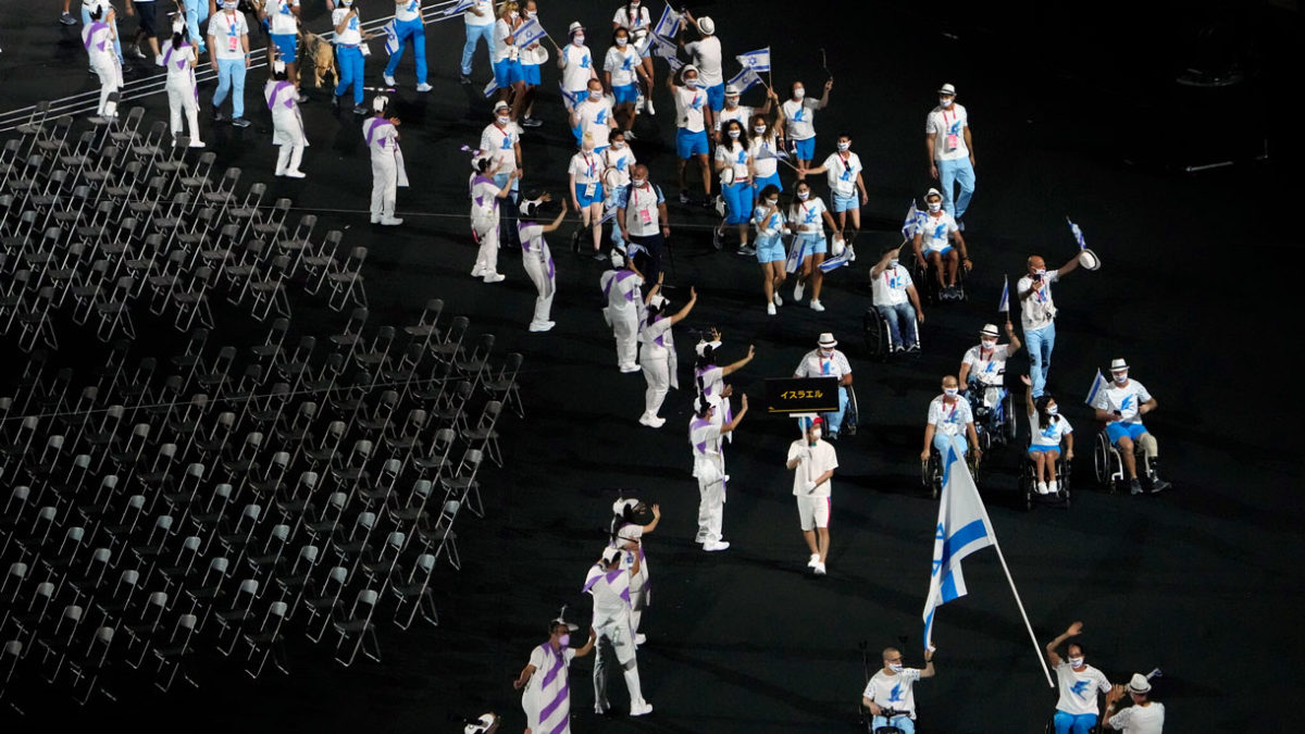 Atletas israelíes desfilan en un estadio de Tokio vacío en el inicio de los Juegos Paralímpicos