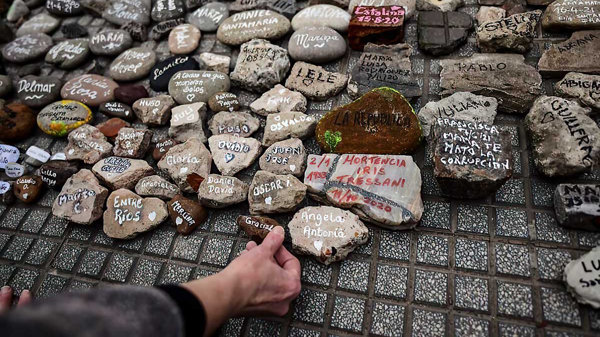 Argentinos recurren a una tradición judía para marcar las 100.000 muertes por Covid