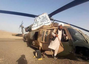 Los talibanes desfilan exhibiendo las armas de EE. UU. capturadas