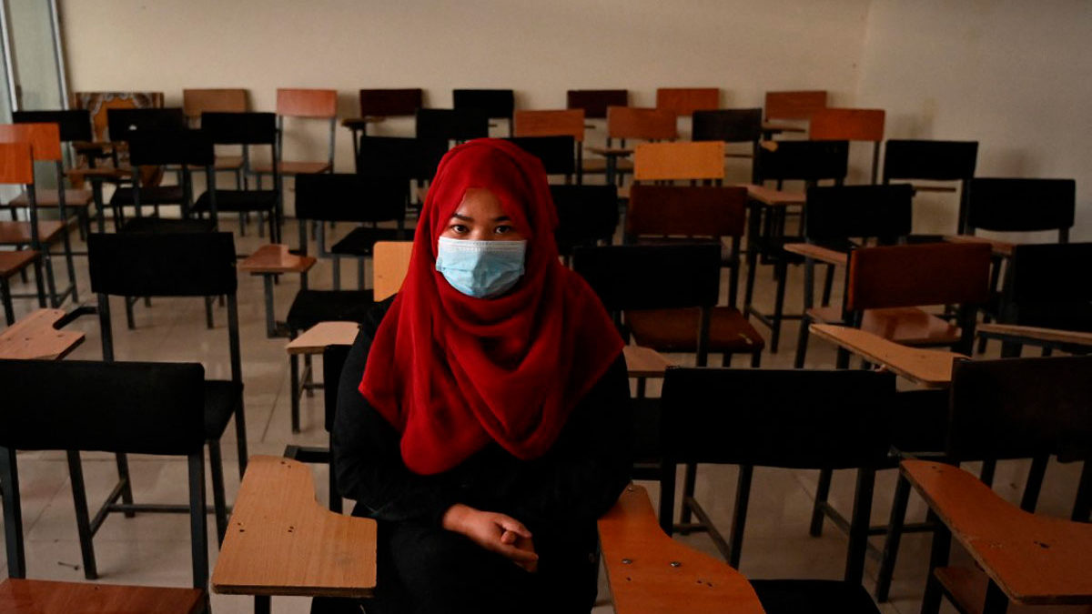 Las universidades afganas abren mientras los talibanes imponen nuevas restricciones