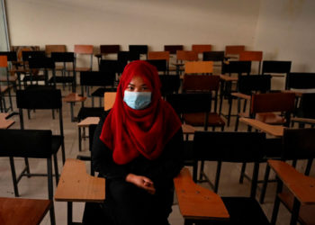 Las universidades afganas abren mientras los talibanes imponen nuevas restricciones