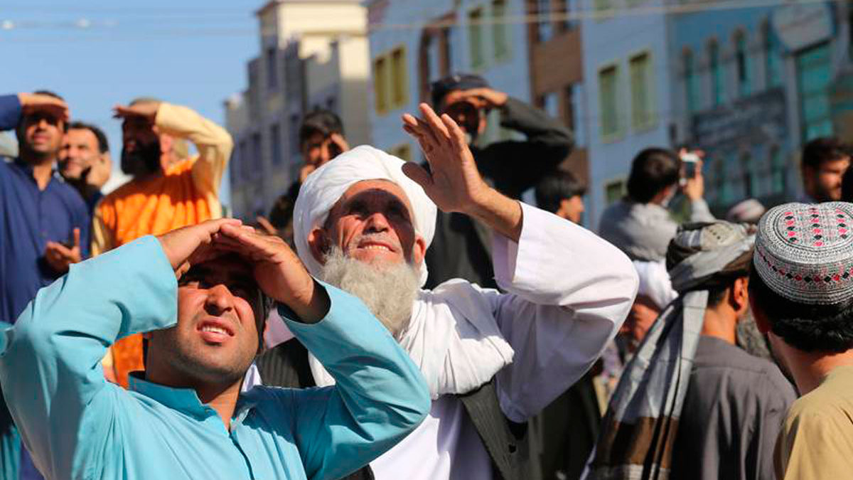 Los talibanes cuelgan un cadáver en una plaza pública afgana