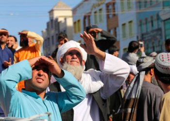 Los talibanes cuelgan un cadáver en una plaza pública afgana