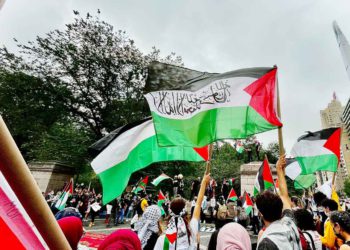 Manifestantes de Nueva York enarbolan banderas palestinas y apoyan una “intifada global”