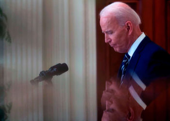 Una gestión atroz: El caos de Afganistán afecta a la frágil popularidad de Biden