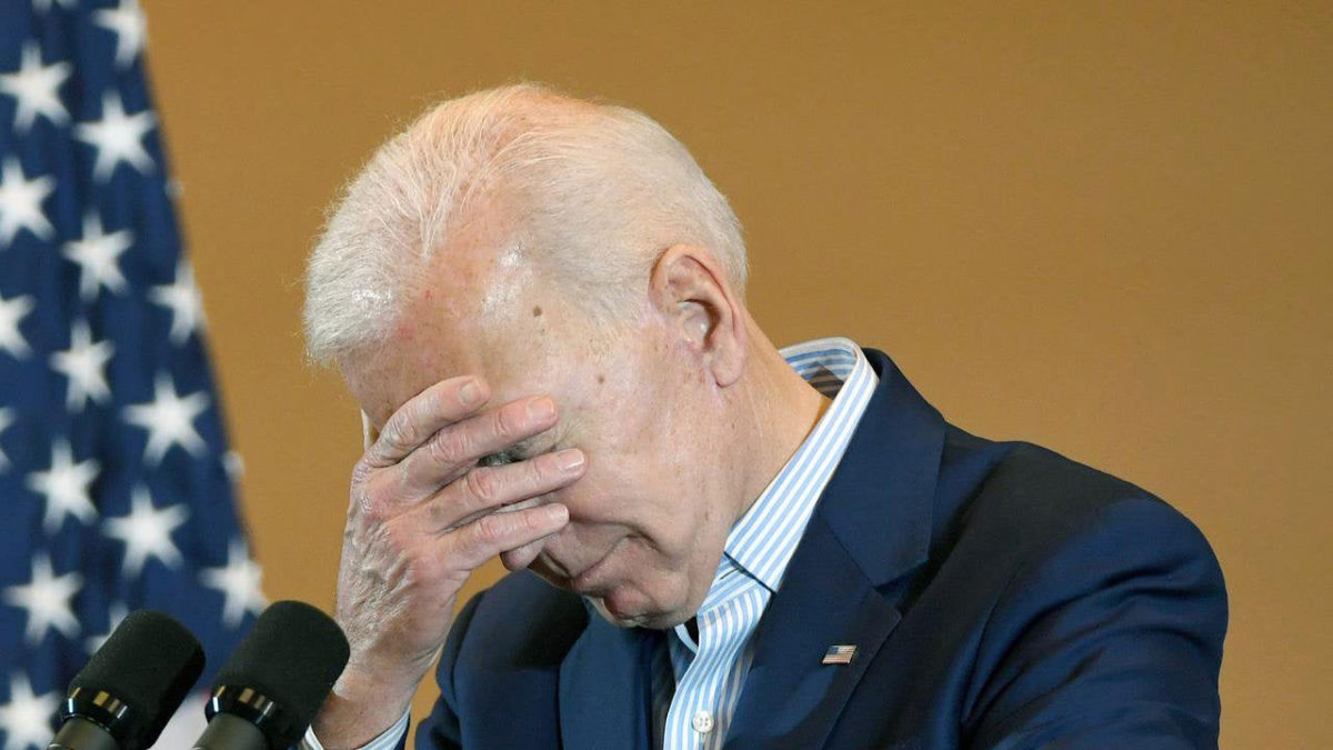 Biden ignora la crisis fronteriza que creó por su cuenta y riesgo político