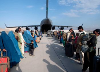 Los talibanes permitirán que 200 estadounidenses y otros civiles abandonen Afganistán