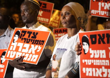 Bennett se reúne con la familia de un israelí retenido por Hamás en Gaza