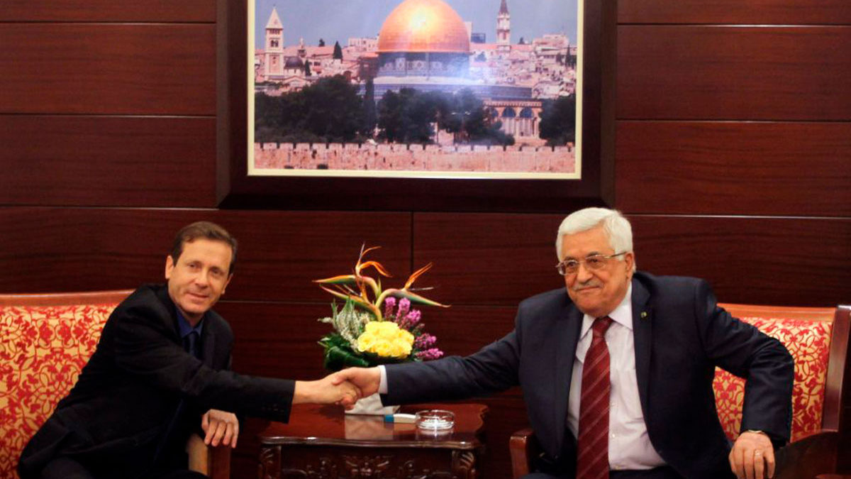 Herzog y Abbas discuten sobre una mayor cooperación entre Israel y la AP