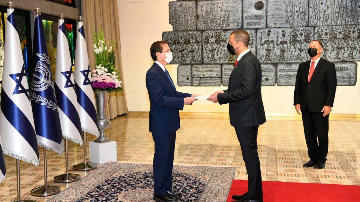 El primer embajador de Bahréin en Israel presenta sus credenciales al presidente Herzog