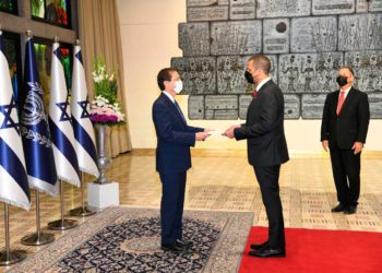 El primer embajador de Bahréin en Israel presenta sus credenciales al presidente Herzog