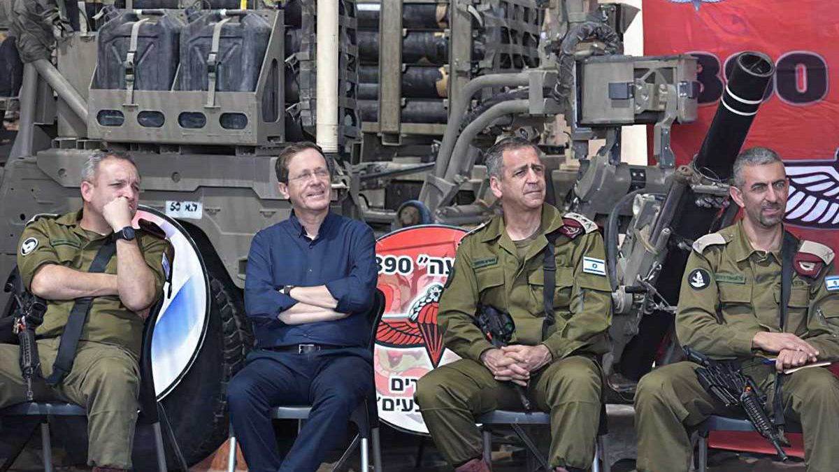 El presidente israelí Isaac Herzog recorre la frontera con Gaza