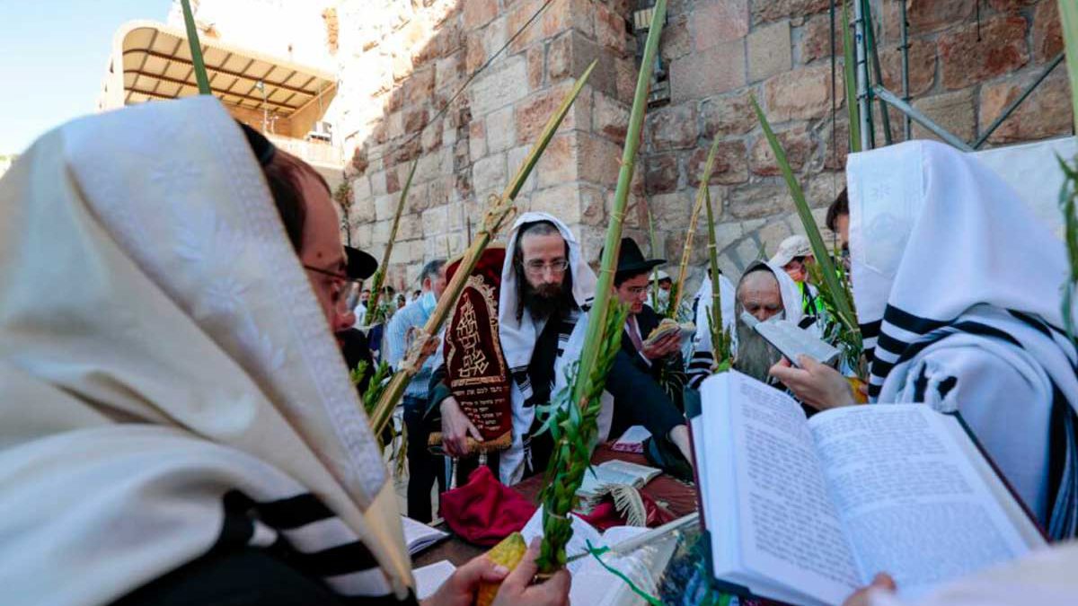 Miles de israelíes se reúnen en el Muro Occidental para la tradicional bendición de Sucot