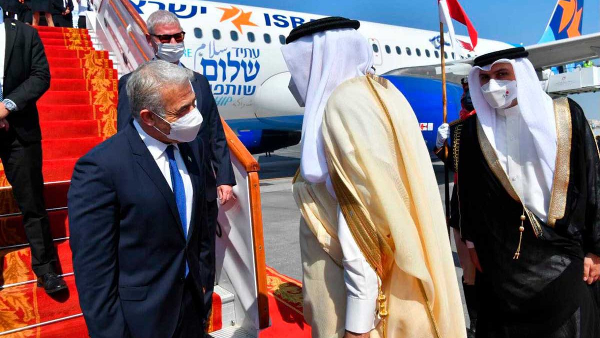 Ministro de Relaciones Exteriores de Israel aterriza a Bahréin en un viaje histórico