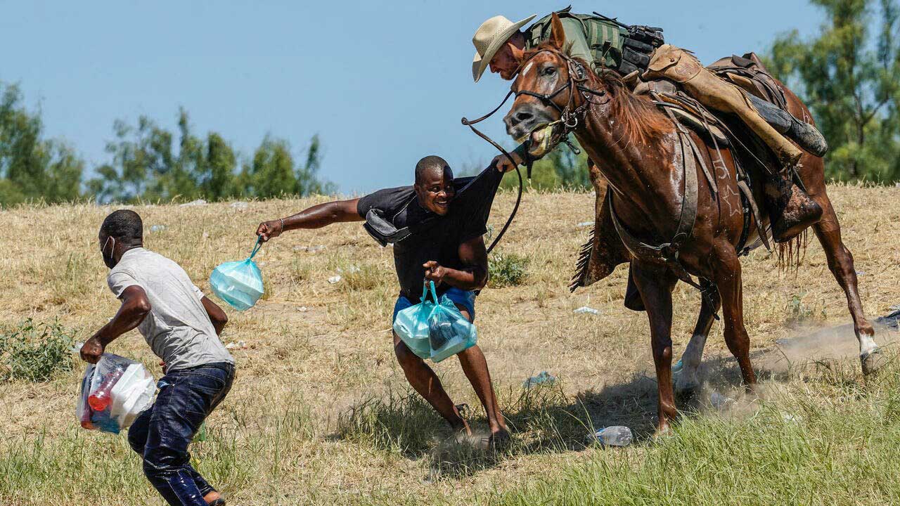 Guardia fronterizo estadounidense utiliza un látigo contra migrantes haitianos en Texas