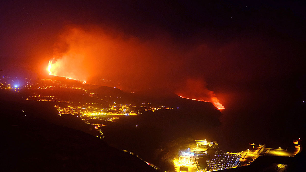 La lava del volcán de La Palma llega al océano Atlántico y libera gases tóxicos