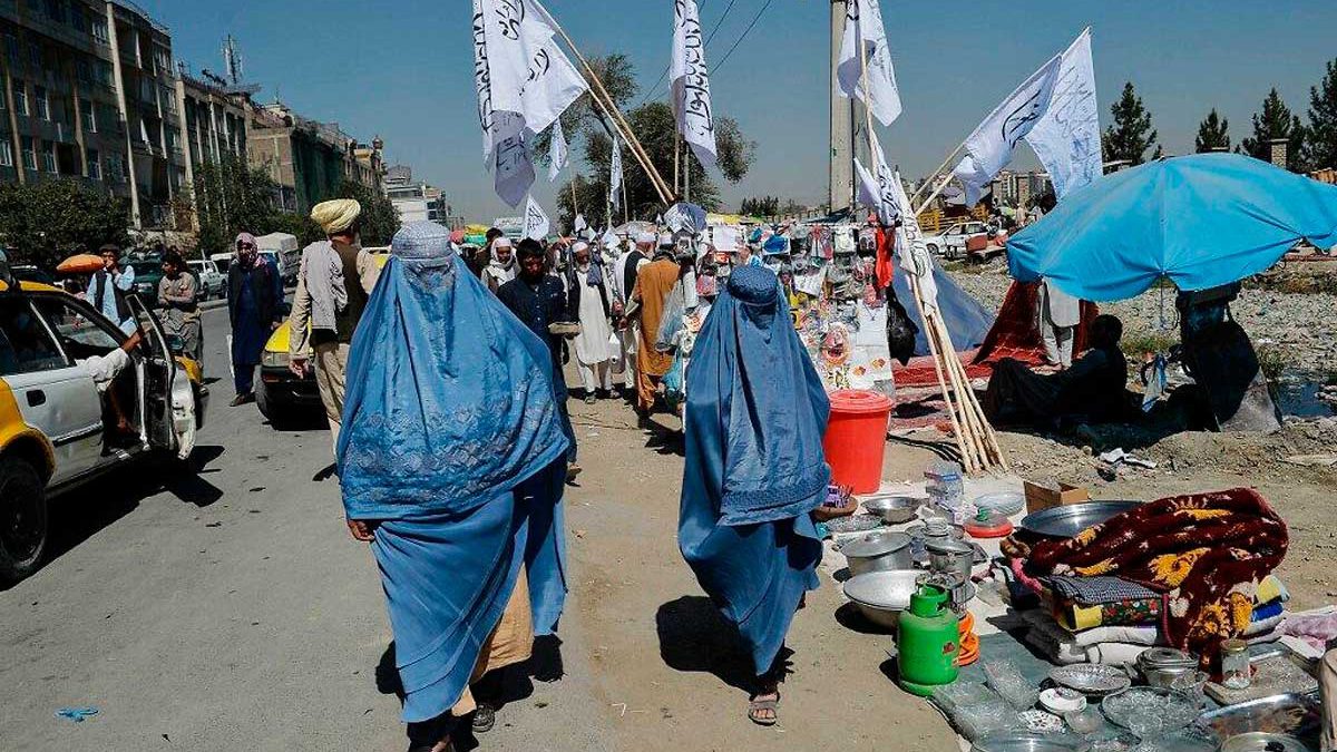 Talibanes exigen a las trabajadoras municipales de Kabul que se queden en casa