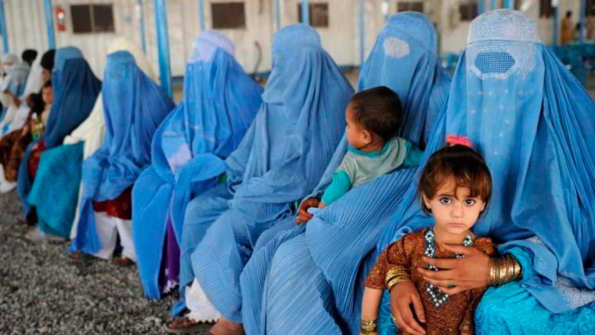 Alto líder talibán: Las mujeres no deberían trabajar junto a los hombres