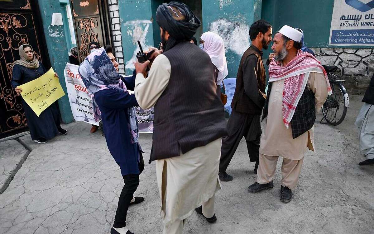 Talibanes ordenan a sus combatientes que abandonen las casas afganas que tomaron