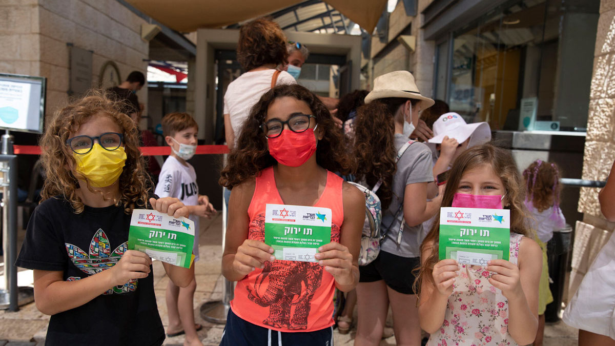 Más de un millón de israelíes que no recibieron la tercera dosis perderán el Pase Verde el domingo