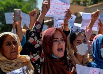 Los talibanes permitirán que 200 estadounidenses y otros civiles abandonen Afganistán