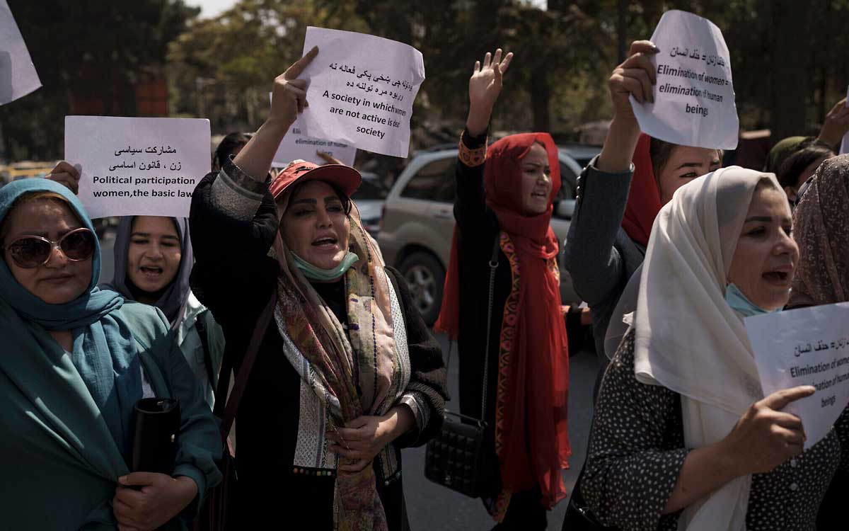 Talibanes exigen a las trabajadoras municipales de Kabul que se queden en casa