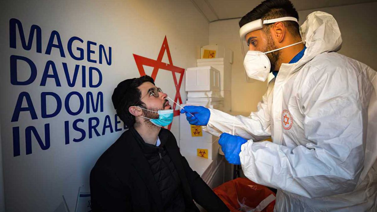 El brote de coronavirus en Israel disminuye por primera vez en meses