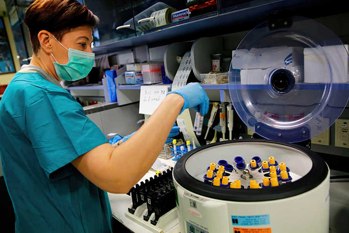 El brote de coronavirus en Israel disminuye por primera vez en meses