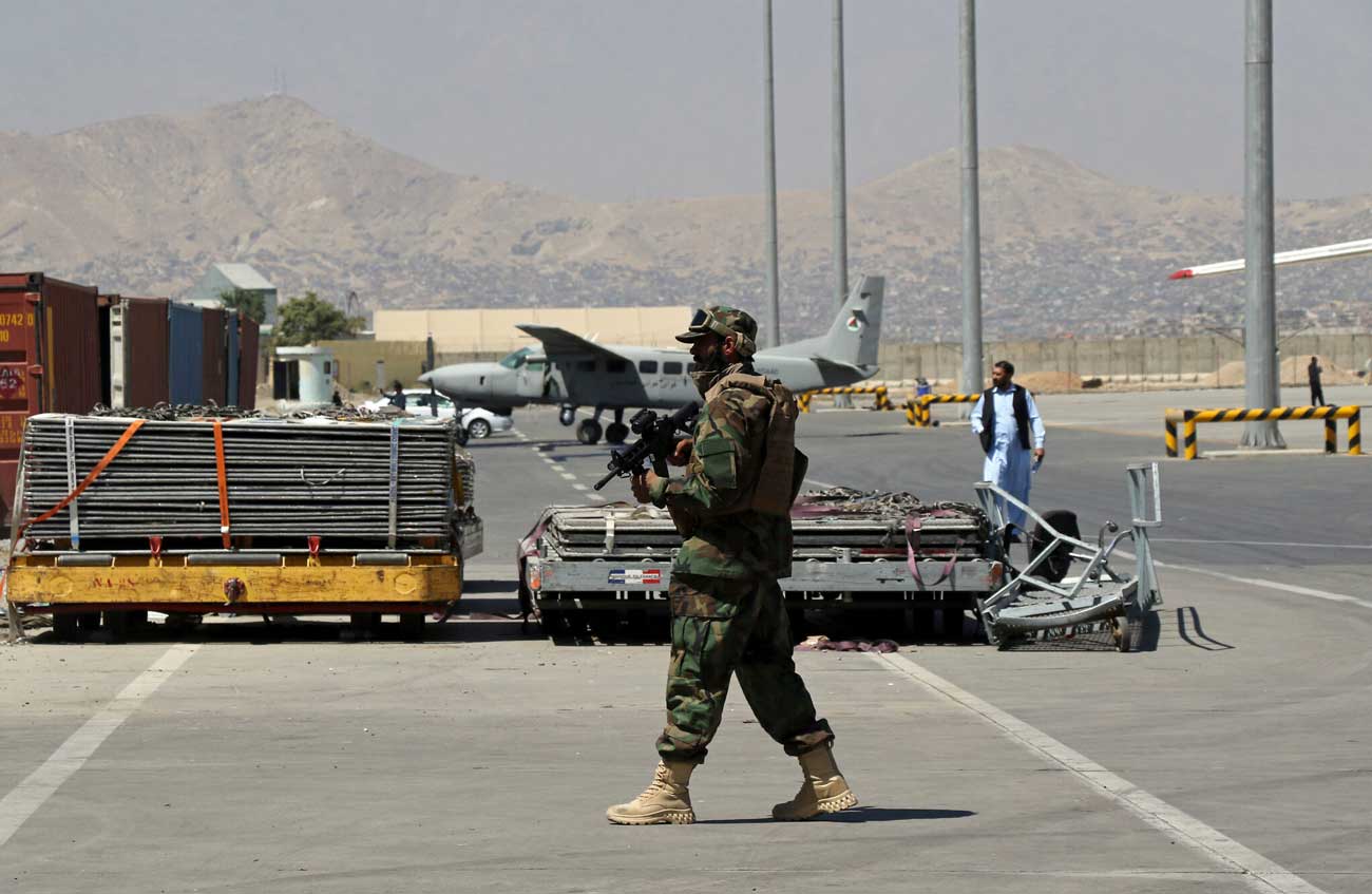 Decenas de extranjeros abordan un vuelo comercial desde Kabul