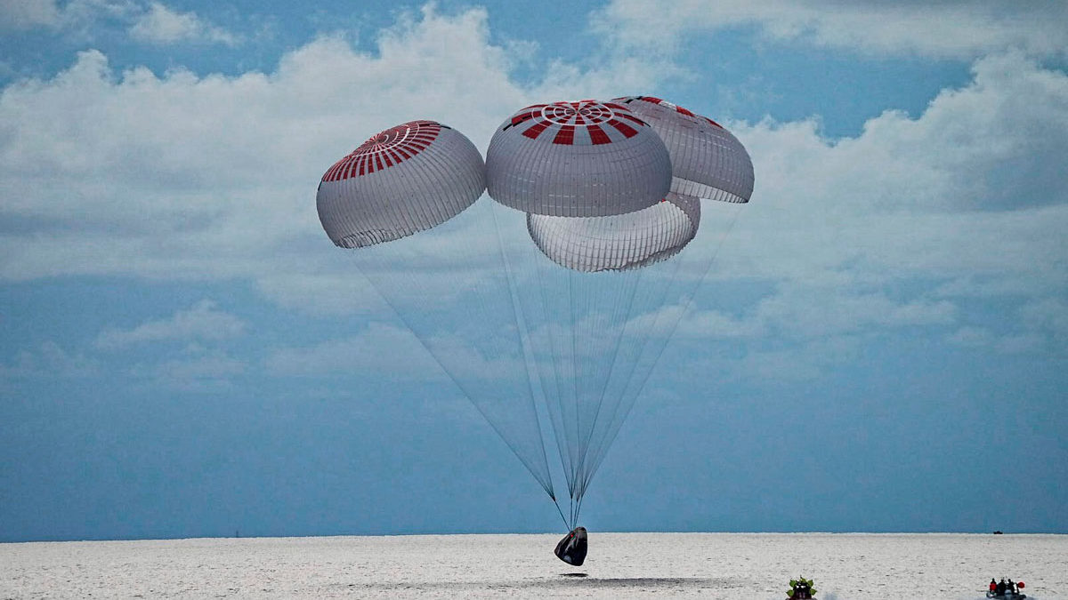 La primera misión orbital totalmente civil de SpaceX regresa a la Tierra