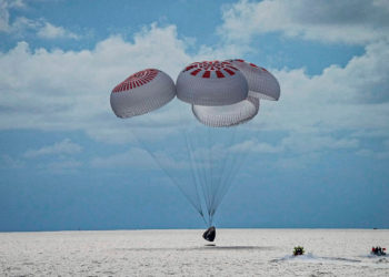 La primera misión orbital totalmente civil de SpaceX regresa a la Tierra