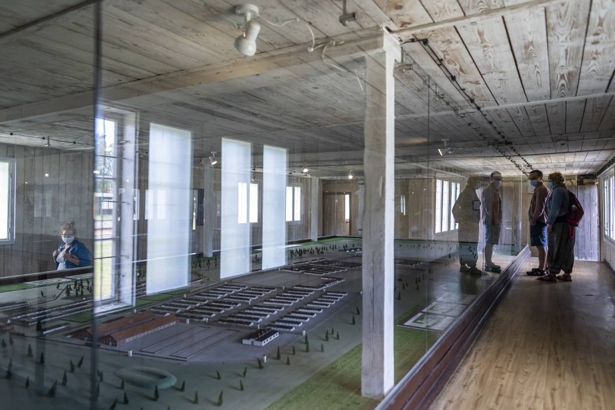 En esta foto de archivo tomada el 21 de julio de 2020 se ve a una mujer junto a una cámara de gas en el museo del antiguo campo de exterminio nazi de Stutthof, en Sztutowo, el 21 de julio de 2020. (Wojtek RADWANSKI / AFP)