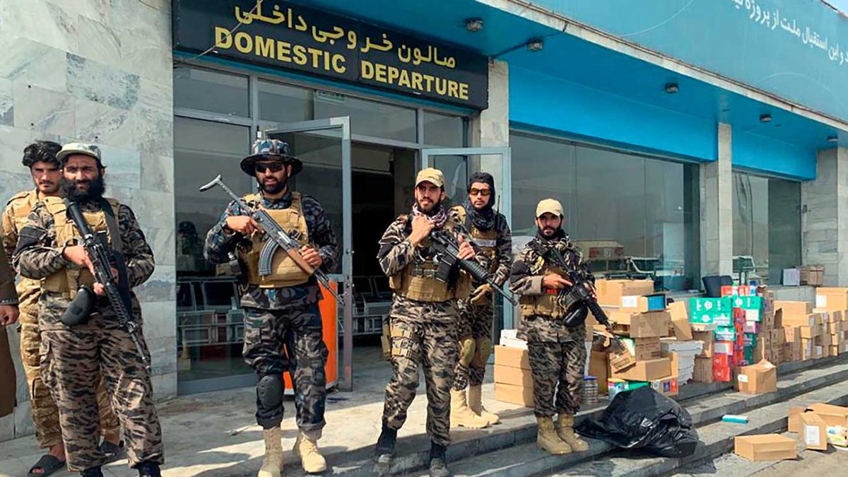 Decenas de extranjeros abordan un vuelo comercial desde Kabul