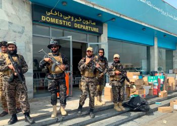Decenas de extranjeros abordan un vuelo comercial desde Kabul