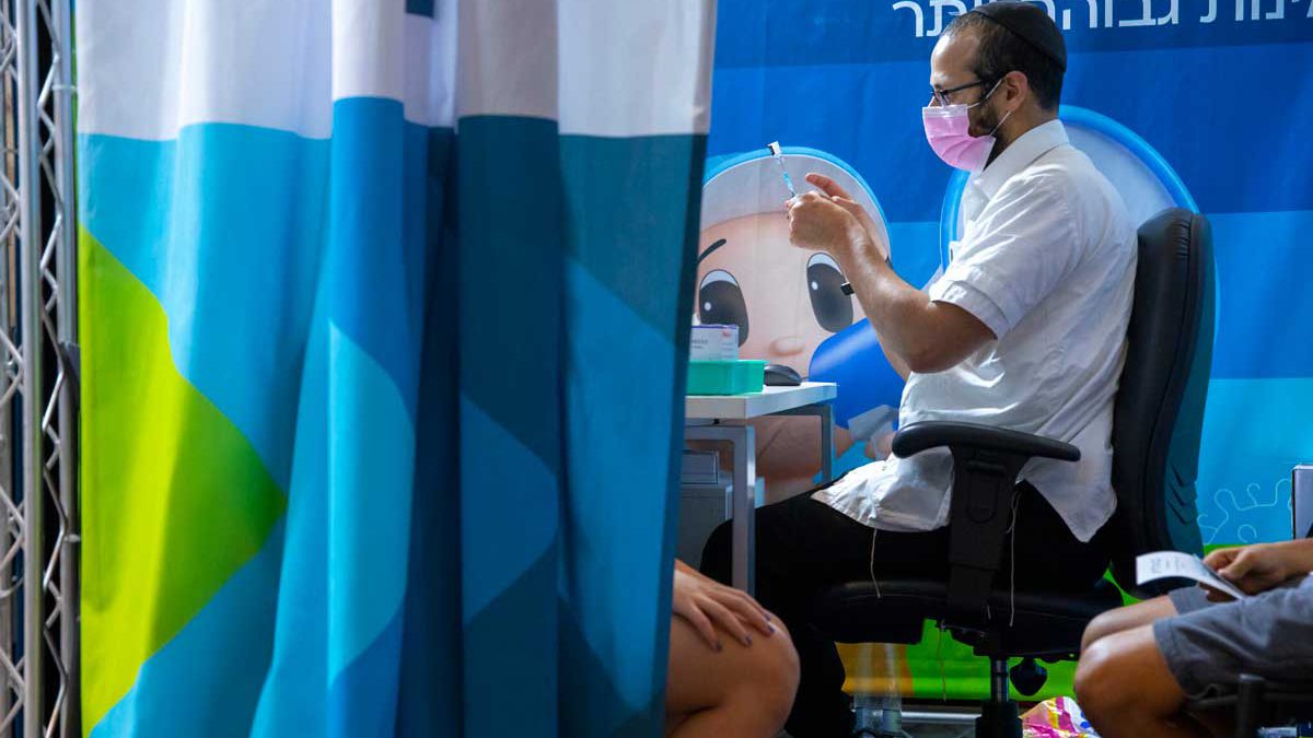 Israel esperará la aprobación de la FDA antes de vacunar a niños de 5 a 11 años