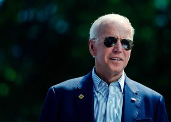 Los votantes de Biden lo abandonan en masa