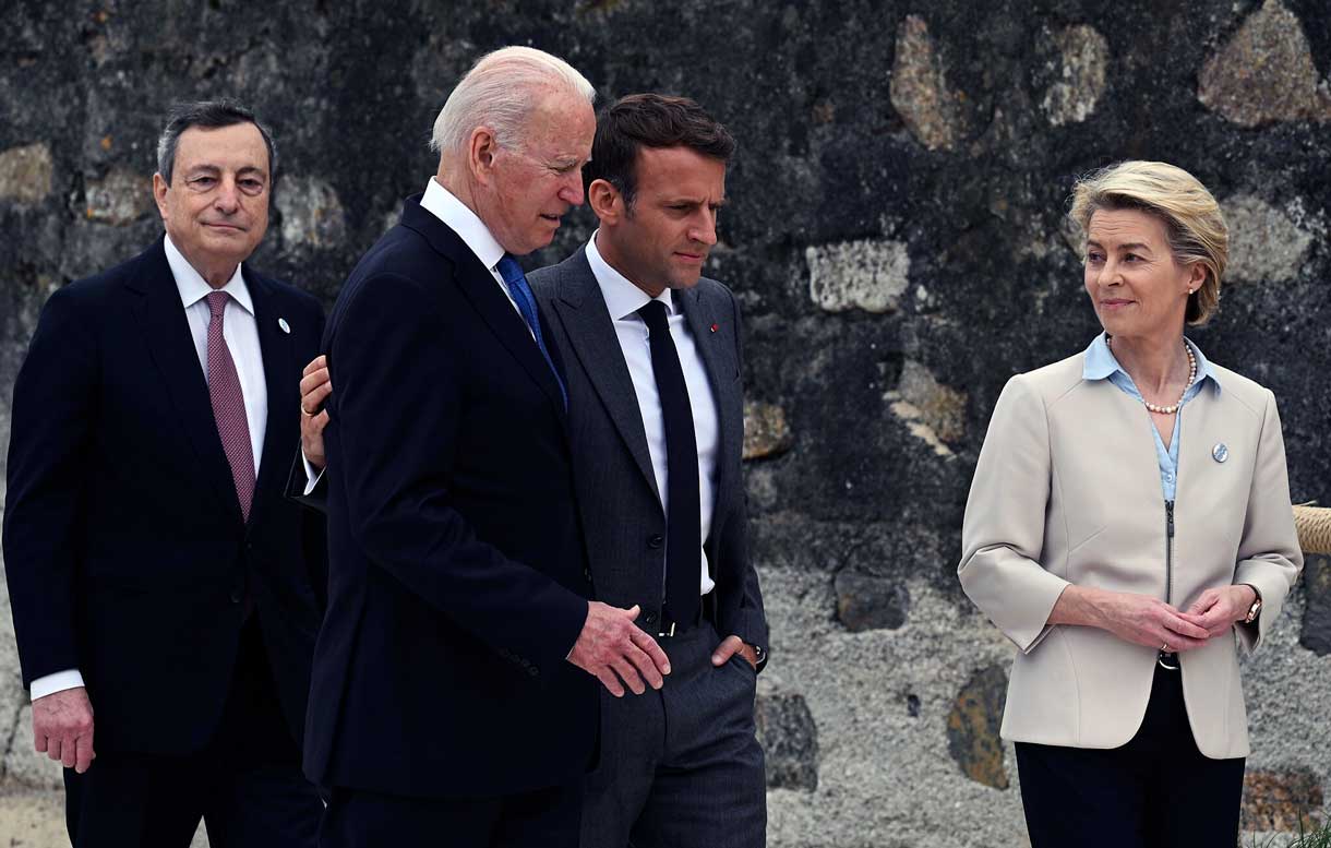 En esta foto de archivo del viernes 11 de junio de 2021, de izquierda a derecha, el primer ministro italiano Mario Draghi, el presidente de Estados Unidos Joe Biden, el presidente francés Emmanuel Macron y la presidenta de la Comisión Europea Ursula von der Leyen caminan juntos durante la Cumbre del G7, en Carbis Bay, Cornwall, Inglaterra. (Leon Neal/Pool Photo vía AP, Archivo)