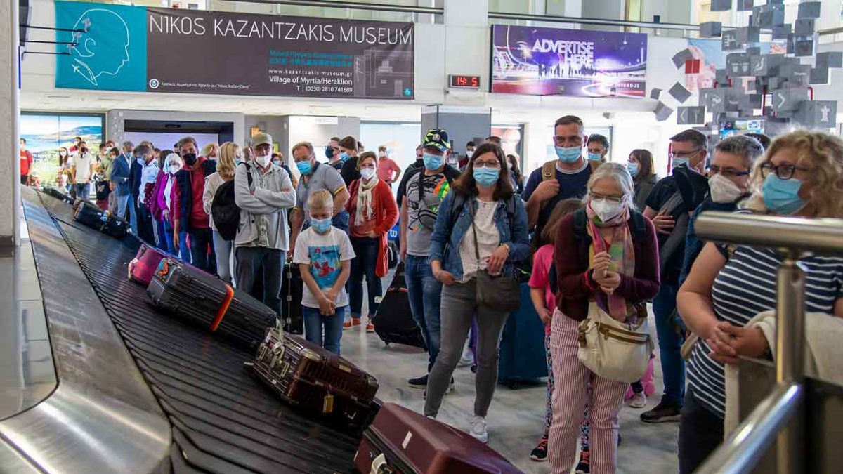 Pareja israelí detenida en Creta por intentar volar con Covid-19